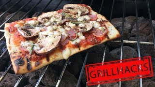 Pizza backen auf dem Grill  BBQ Pizza ohne Pizzastein [upl. by Sykleb]